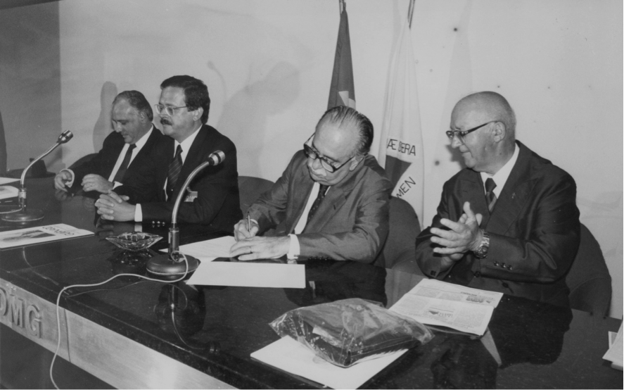 14.12.1988 - Assinatura do convênio para a restauração do Colégio Caraça - Aloísio Garcia, Carlos Alberto, ministro José Aparecido de Oliveira e Padre Tobias Zico