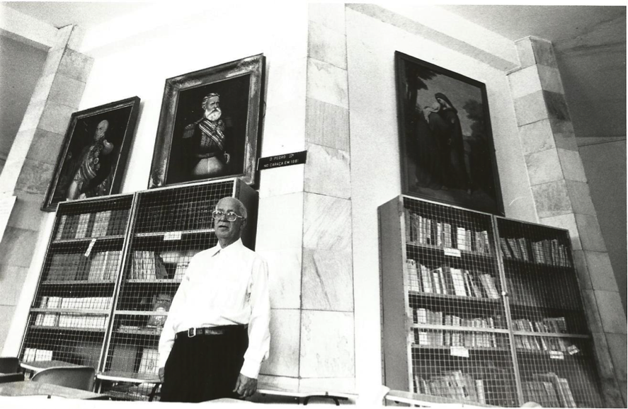 Padre Tobias Zico, na biblioteca do Caraça