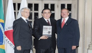 Itamar Franco e Carlos A.T. Oliveira entregam troféu a Alberto Pinto Coelho