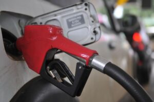 Gasolina começa segunda metade do ano com preço próximo de R$ 6,00