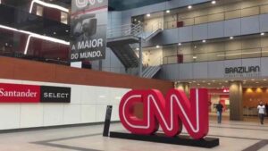 CNN global demite três funcionários sem vacina contra Covid-19 e adia retorno de toda a equipe