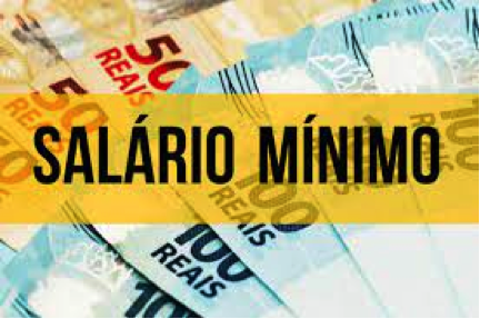 Brasileiro faz malabarismo para sobreviver com salário mínimo em meio a altas nas contas de energia, gás, gasolina e cesta básica