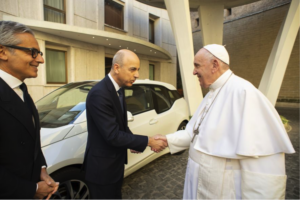 Papa Francisco ganha carro elétrico i3 da BMW 