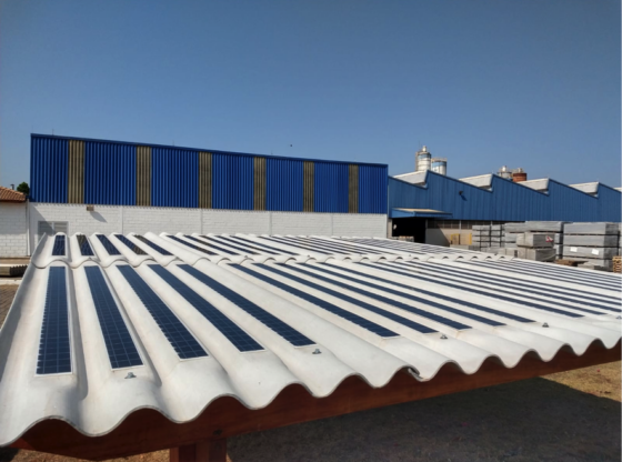 Primeira telha fotovoltaica de fibrocimento do Brasil, desenvolvida pela Eternit, recebe registro do Inmetro