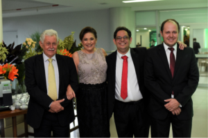 A diretora Mercês Froés com José Afonso Bicalho, Bernado e Adriano Bicalho