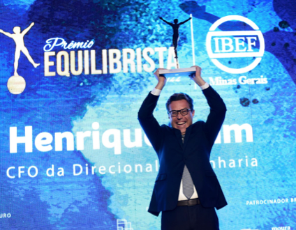 Henrique Paim recebendo o Prêmio Equilibrista de 2022 de Minas Geraus