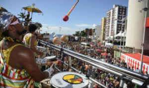 O Carnaval de Salvador (BA) é um dos mais concorridos e deve receber mais de 800 mil turistas: retomada das festas de rua em todo o país anima a economia (Arquivo/Agência Brasil)