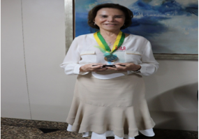Norma Moraes Salvador é condecorada com o Prêmio IESLA de produção científica