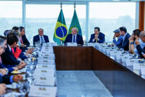 O presidente Lula (C), o vice Geraldo Alckmin e o ministro Fernando Haddad (Fazenda) durante reunião com representantes da indústria automobilística no Palácio do Planalto, em Brasília (DF). Foto: Ricardo Stuckert